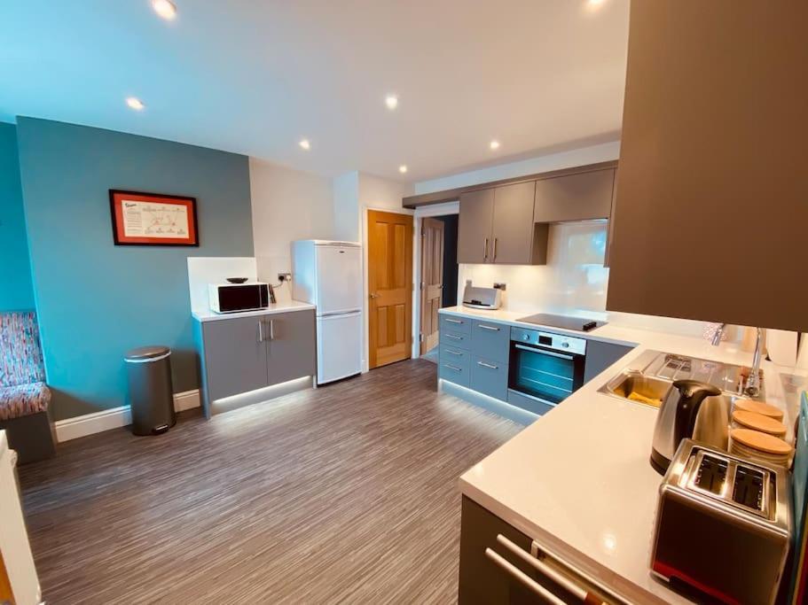 Luxury 2 Bed 4 Mins From M6 J44 Pet Friendly, *