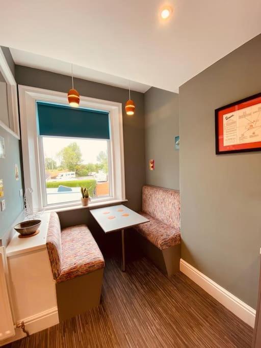 Luxury 2 Bed 4 Mins From M6 J44 Pet Friendly, *